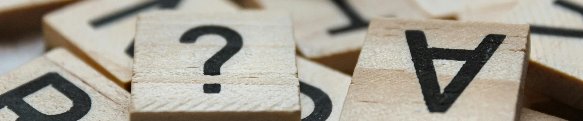 Photos de dés en bois illustrant une question de notre FAQ.